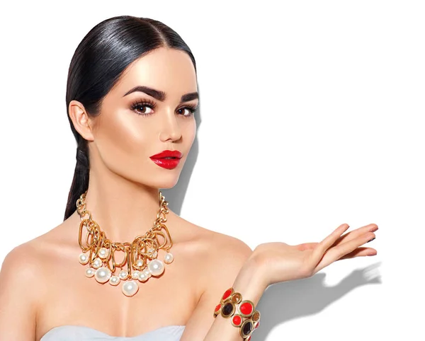 Modemodel Mit Roten Lippen Und Trendigen Goldenen Accessoires — Stockfoto