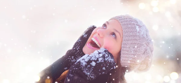 下雪时微笑的年轻女孩画像 — 图库照片