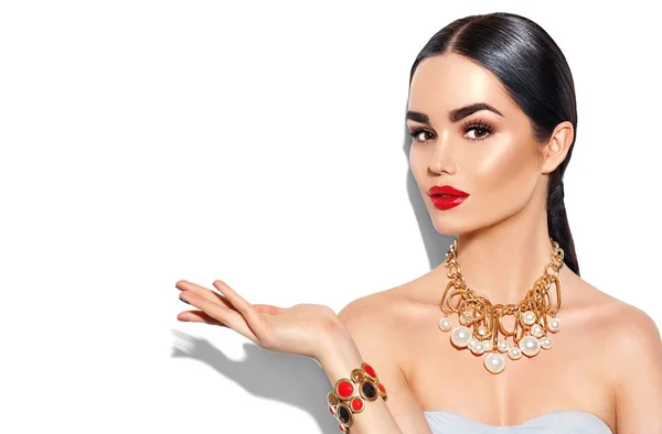 Modemodel Mit Roten Lippen Und Trendigen Goldenen Accessoires — Stockfoto