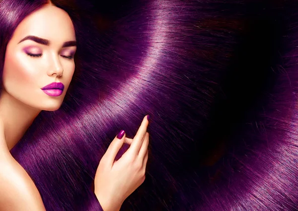 长直的紫色头发作为背景的妇女外形 — 图库照片