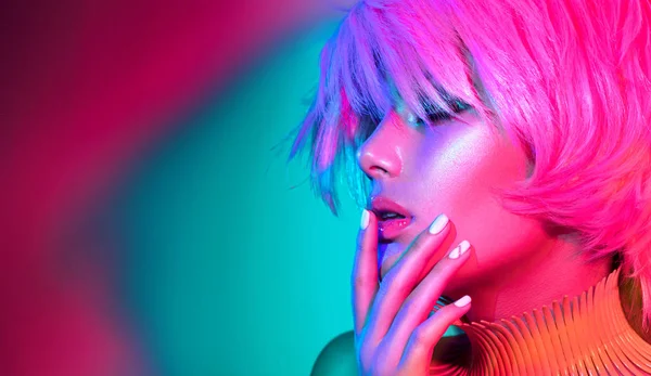 Modello Moda Luci Colorate Luminose Con Trucco Alla Moda — Foto Stock