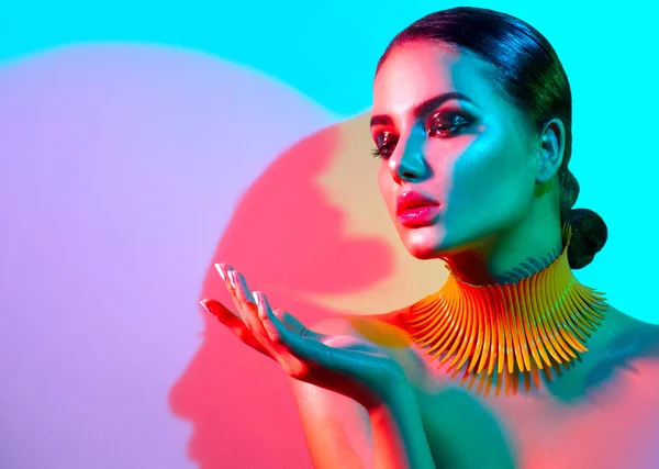 Modelo Moda Luzes Brilhantes Coloridas Com Maquiagem Moderna — Fotografia de Stock