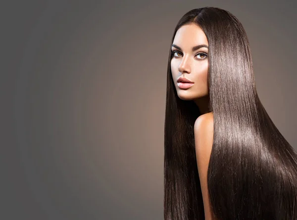 Mujer Con Pelo Largo Liso Negro Sobre Fondo Marrón —  Fotos de Stock