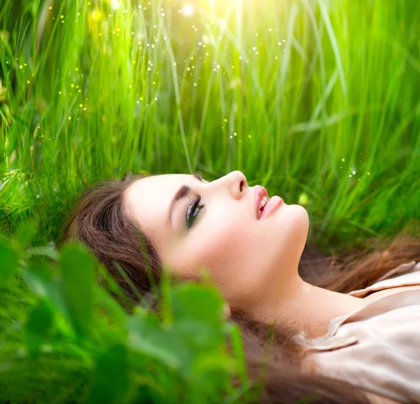 Woman Fashionable Makeup Lying Green Grass — Stock Photo, Image