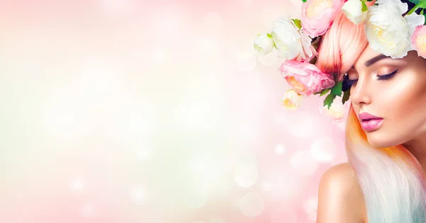 Mujer Con Maquillaje Moda Peonías Corona Cabeza — Foto de Stock
