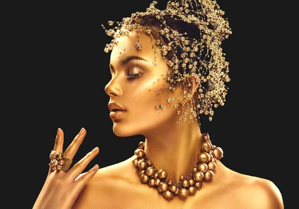 Retrato Mulher Com Pele Dourada Pérolas — Fotografia de Stock