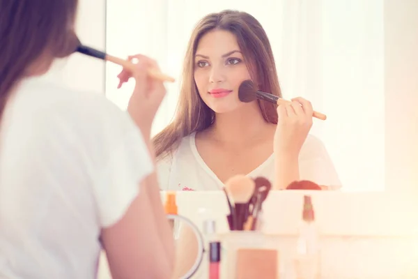 Chica Joven Mirando Espejo Aplicación Maquillaje —  Fotos de Stock