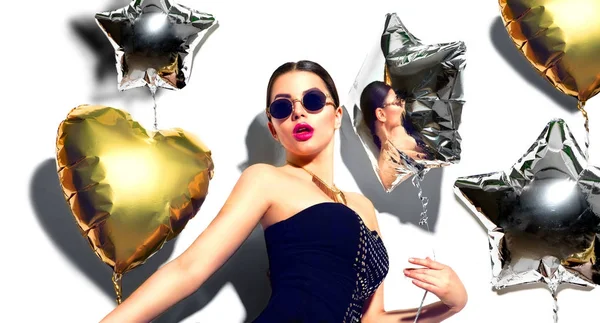 Fashion Model Meisje Met Metalen Hart Ster Vormige Ballonnen Geïsoleerd — Stockfoto