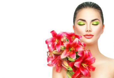 Kadın pembe moda makyaj ve çiçeklenme ile lily çiçek