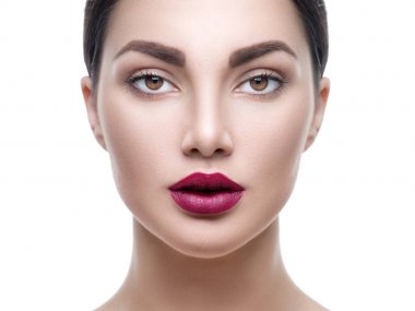 Kameraya bakarak berry dudaklı genç kadın