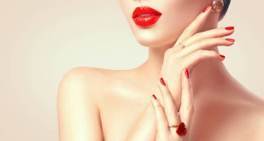 Kırmızı dudaklar ve ellerinde kırmızı tırnak ile kısmi kadın yüz 