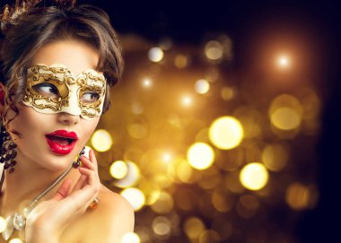 Altın maske karnaval maskesi bokeh arka plan üzerinde olan kadında