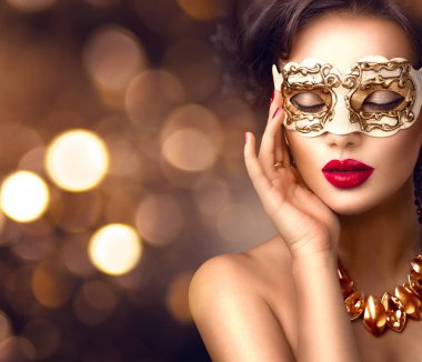 Altın maske karnaval maskesi bokeh arka plan üzerinde olan kadında