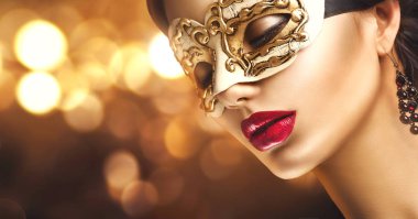 Altın maske karnaval maskesi bokeh arka plan üzerinde olan kadında