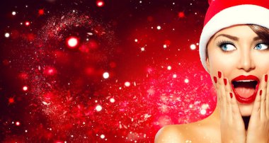 Sürpriz Noel kız parlak bir arka plana dayanır