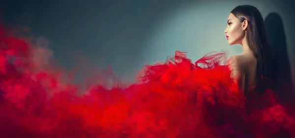 Wspaniały Model Kobieta Sukni Czerwonej Veiling — Zdjęcie stockowe