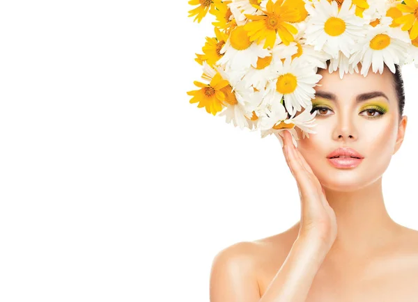 Kvinna Med Mode Makeup Och Daisy Blommor Ovanför Huvud — Stockfoto