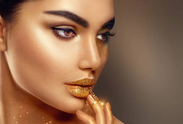 Mujer Con Maquillaje Dorado Accesorio Uñas Doradas Dedo — Foto de Stock