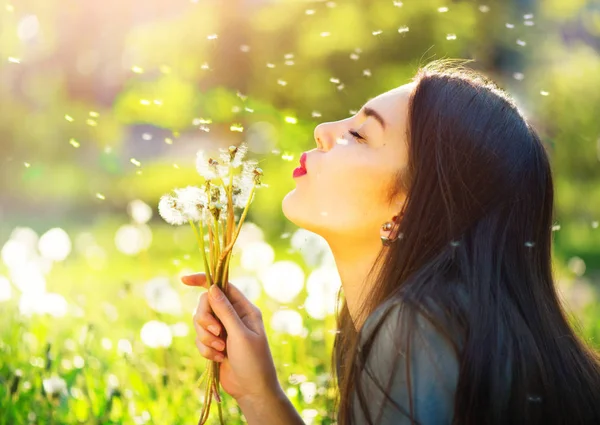 Jonge Vrouw Liggend Veld Gras Blazen Paardebloemen — Stockfoto