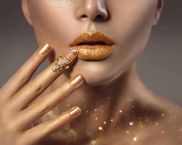 Mulher Com Maquiagem Dourada Acessório Unhas Douradas Dedo — Fotografia de Stock