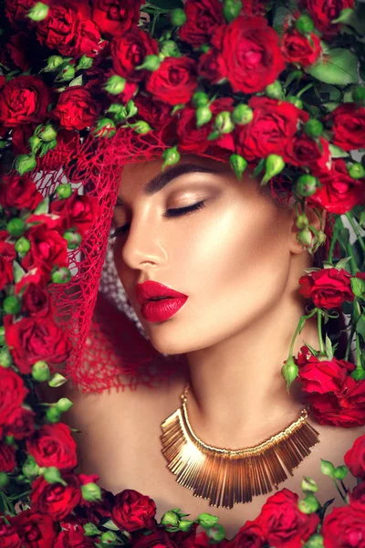 闭着眼睛和红玫瑰框架的妇女肖像 — 图库照片
