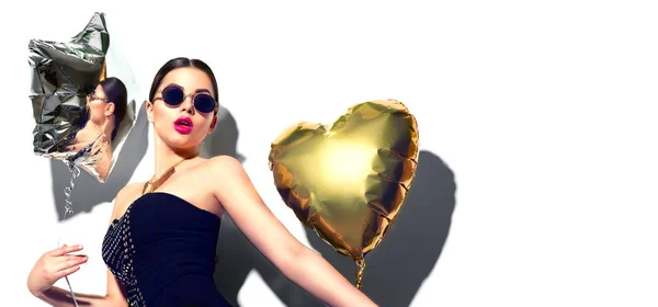 Chica Modelo Moda Con Corazón Metálico Globos Forma Estrella Aislados — Foto de Stock