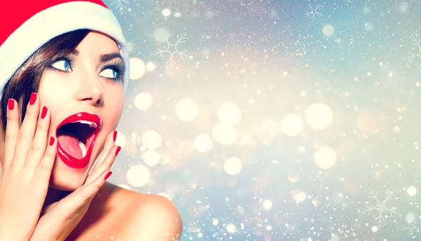 Förvånad Över Jul Flicka Mot Glittrande Bakgrund — Stockfoto