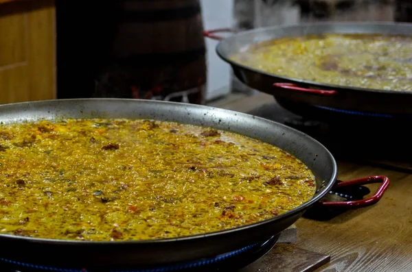 Προετοιμασία Ενός Τυπικού Γεύματος Της Βαλένθια Ισπανίας Δύο Παέγια Ταυτόχρονα — Φωτογραφία Αρχείου