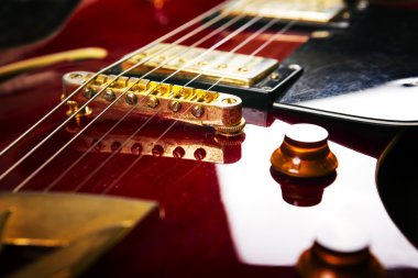 Kırmızı akustik gitar