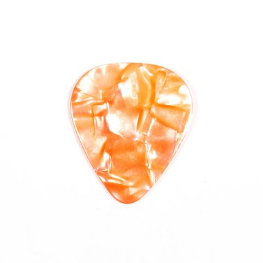 Aracı beyaz izole bir gitar için