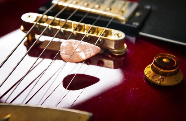 Violão acústico vermelho — Fotografia de Stock