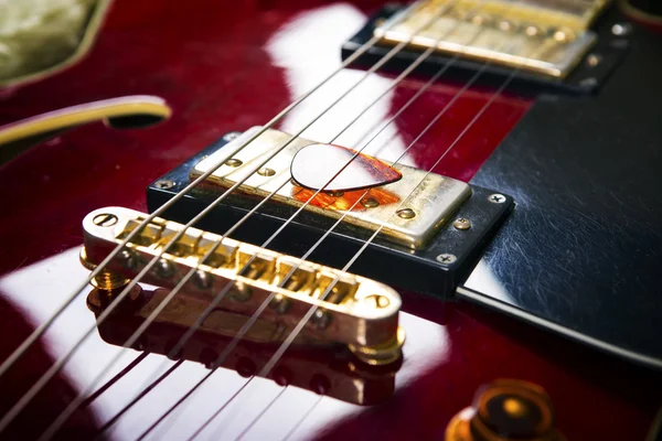 Violão acústico vermelho — Fotografia de Stock