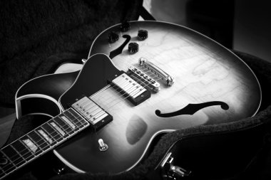 Akustik gitar koyu arka planda kapat