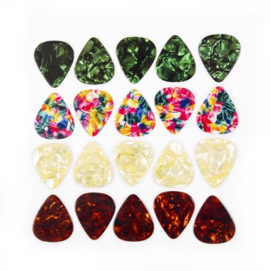 Beyaz bir arka plan üzerinde izole gitar plectrums  