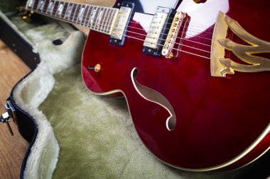 Akustik gitar yakın