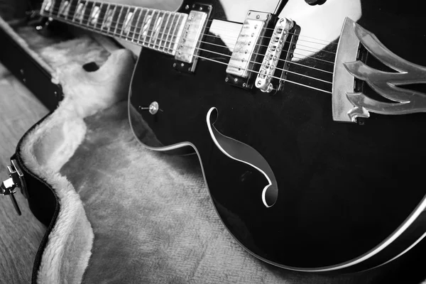 Guitarra acústica en fondo oscuro — Foto de Stock