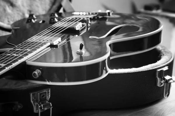 Guitarra acústica en fondo oscuro — Foto de Stock