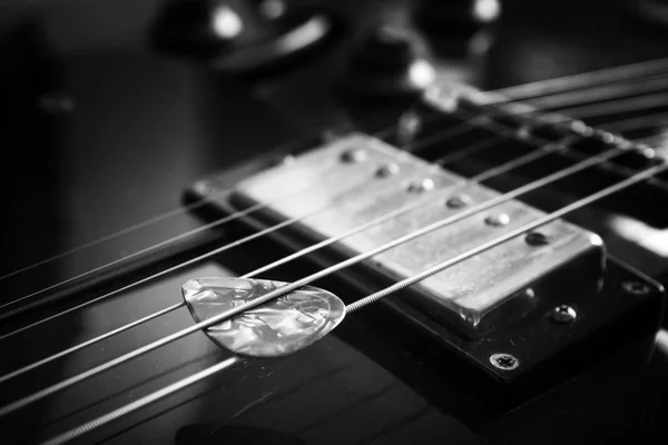 Guitarra acústica em fundo escuro — Fotografia de Stock
