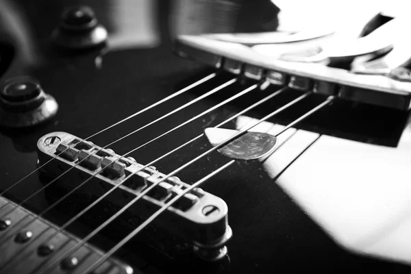 Guitarra acústica en fondo oscuro — Foto de Stock