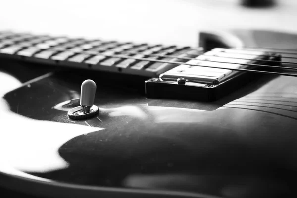 Guitarra acústica em fundo escuro — Fotografia de Stock