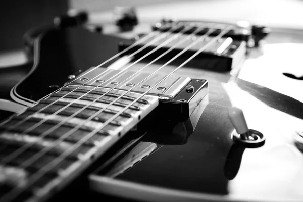 Guitarra acústica en fondo oscuro — Foto de Stock