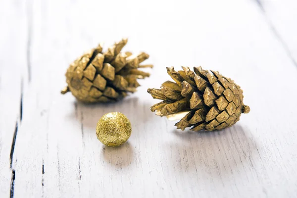 Cones de ouro brilhantes como decoração de Natal — Fotografia de Stock