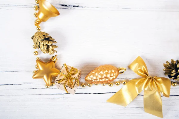 Brillante Goldkugeln wie Weihnachtsdekoration. — Stockfoto