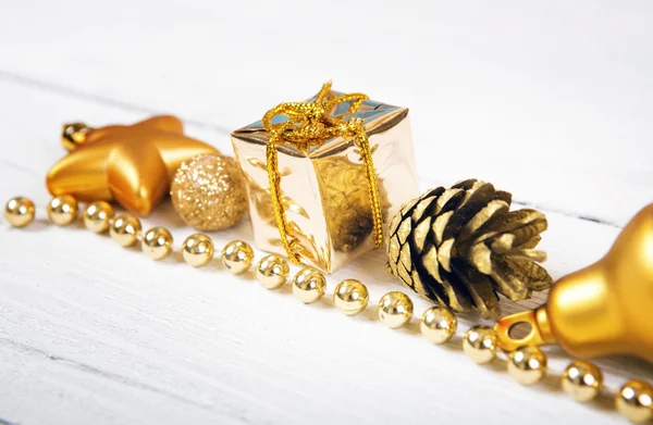 Noel dekorasyonu gibi parlak altın baubles. — Stok fotoğraf