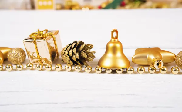 Genialny bombki złote jak świąteczne dekoracje. — Zdjęcie stockowe