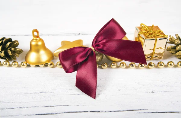 Brilantní zlaté ozdoby jako vánoční dekorace. — Stock fotografie