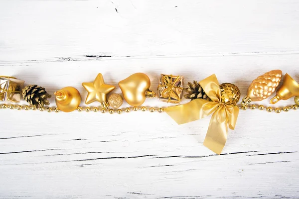 Brillanti palline d'oro come decorazione di Natale . — Foto Stock