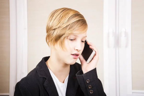 Adolescente con teléfono en las manos — Foto de Stock