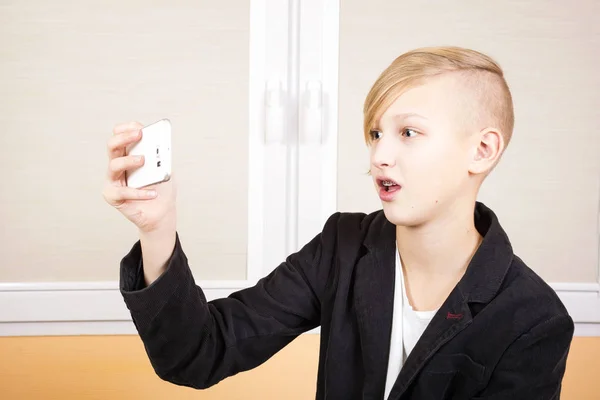 Adolescent avec téléphone dans les mains — Photo