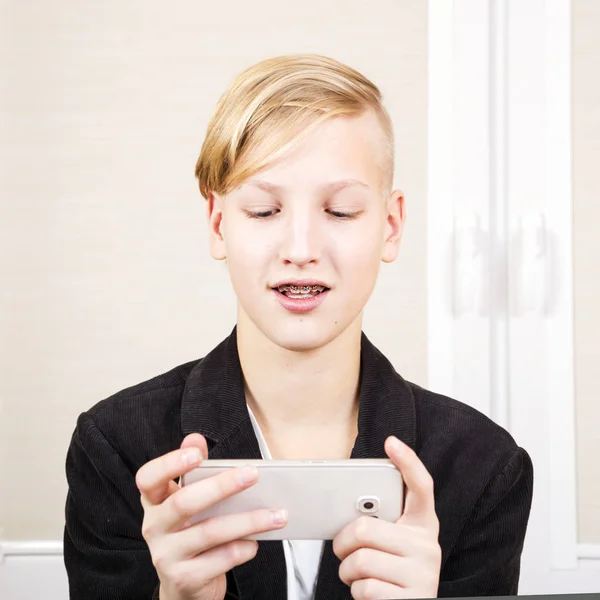 Dospívající s telefonem v ruce — Stock fotografie